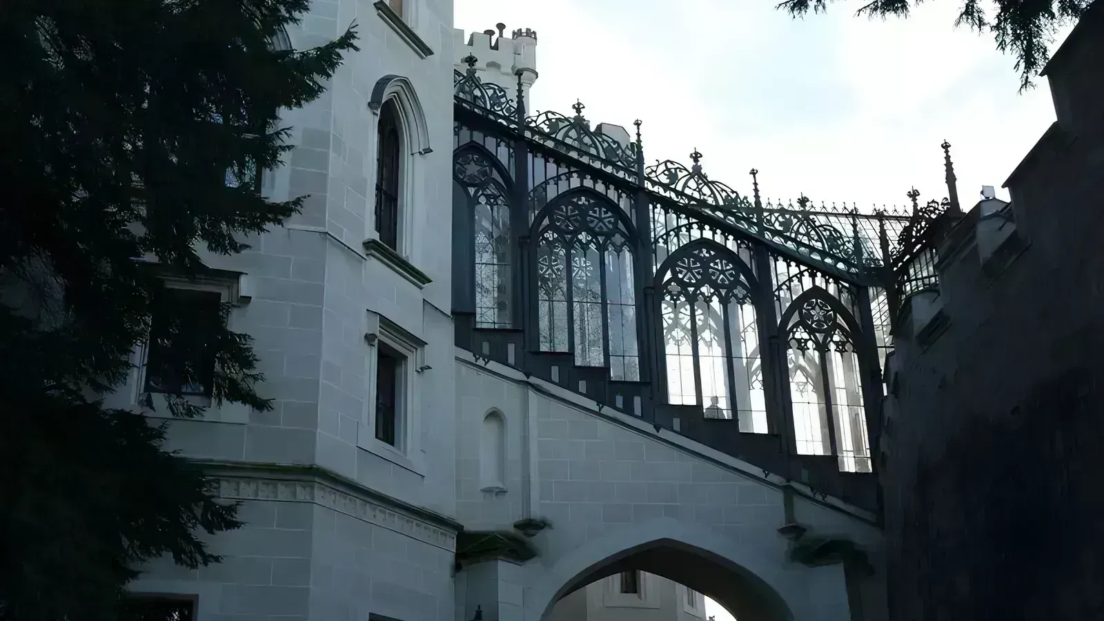 Hluboká nad Vltavou white castle